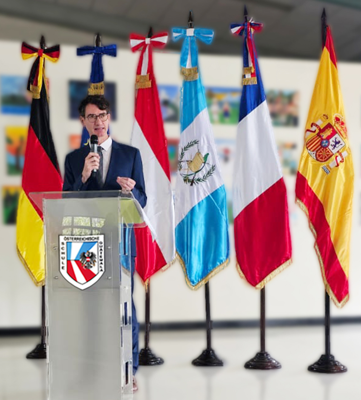 Acto institucional con banderas europeas